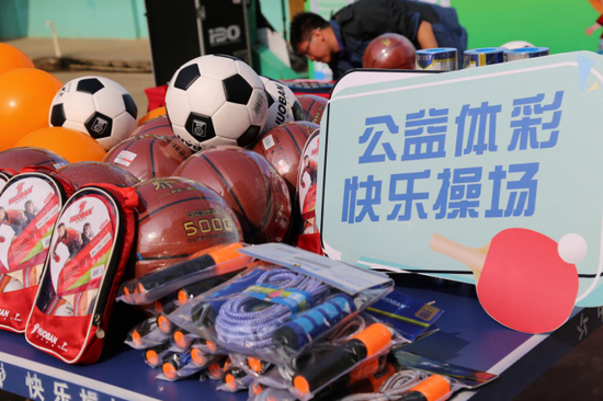 图为 捐赠活动现场(覃玉琴/摄)