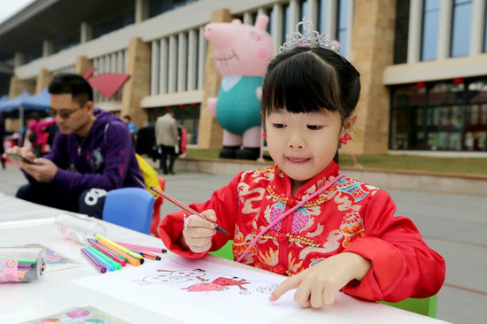 南宁市李宁体育园春节公益活动项目丰富,男女老少均可参与。图为历年活动中,小朋友参与互动。(资料图)