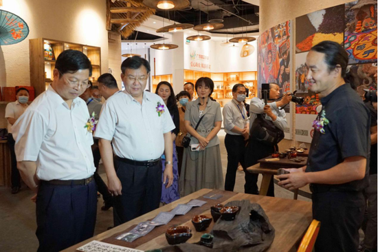 参加“非遗购物节”启动仪式的领导参观展馆 甘慧/摄