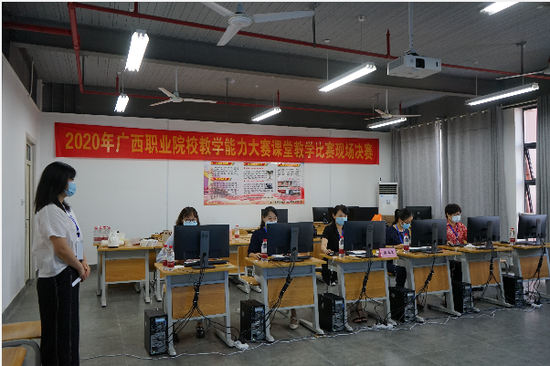 评委们严格按照评分标准对参赛选手表现和准备进行打分