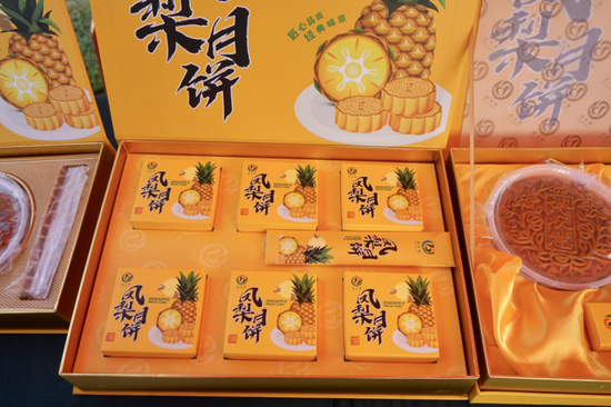 图为加工生产的凤梨月饼 (黄耀林/摄)