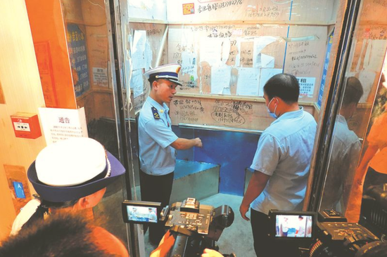 小区在电梯里放置障碍物,防止电单车进电梯 本报记者程勇可摄