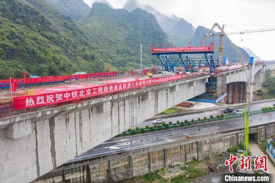 图为航拍澄江双线特大桥180米拱加劲连续梁施工现场。 陈冠言 摄