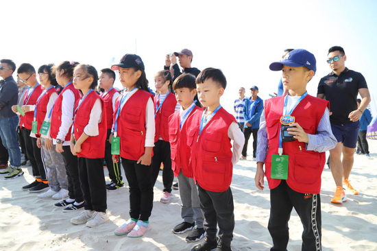 为了让更多青少年参与进OP帆船赛事,“一带一路”国际帆船赛组委会还招募很多帆船“小记者”亲身参与赛事报道。