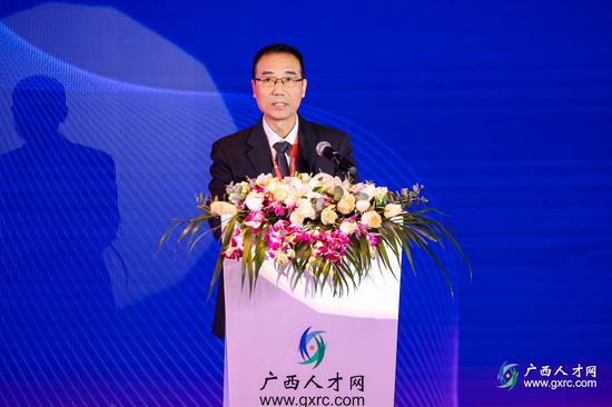 自治区人力资源和社会保障厅二级巡视员张力致辞。