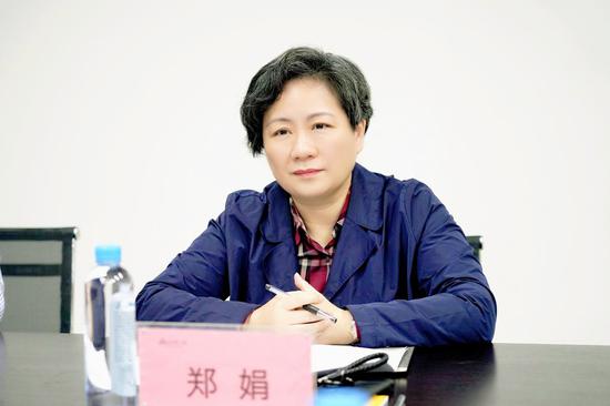 钦州市委常委、宣传部部长郑娟听取业务介绍。 陈梓予/摄