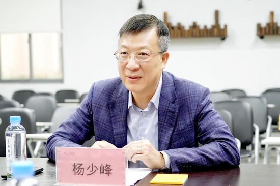 新浪广西总经理杨少峰对公司情况作汇报。 陈梓予/摄