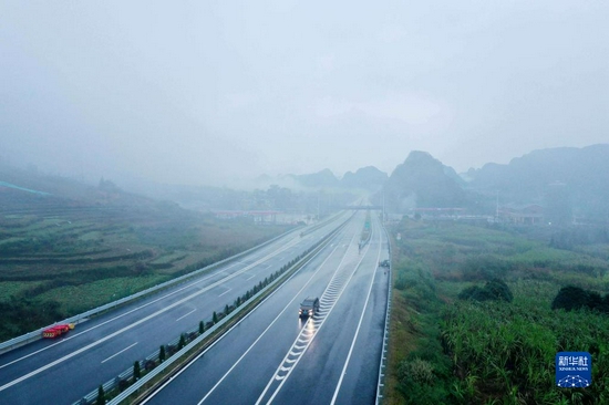 这是广西桂林至柳城高速公路融安县境内路段（11月16日摄，无人机照片）。