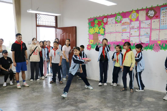 旺山小学湴垌分校教室里的飞盘课堂