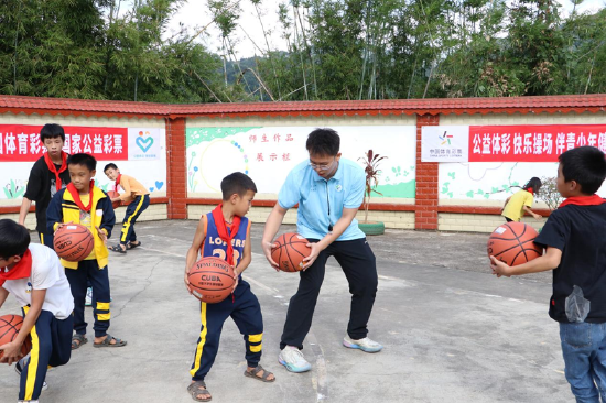 体专志愿者给良村小学的学生们上篮球课