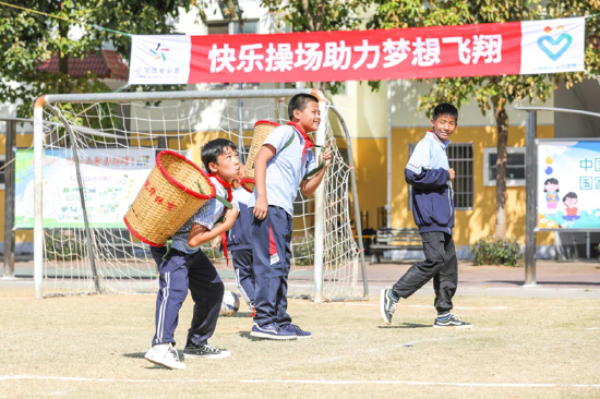 雷江小学趣味民族体育运动会上的背篓接绣球环节