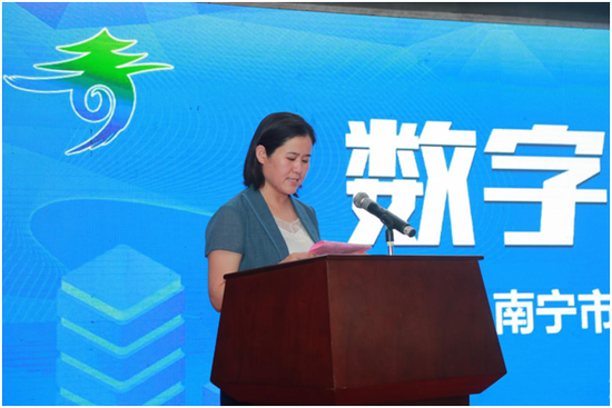 青秀区委副书记、区长李建华主持活动(青秀区融媒体中心供图 拍摄:邓冰)