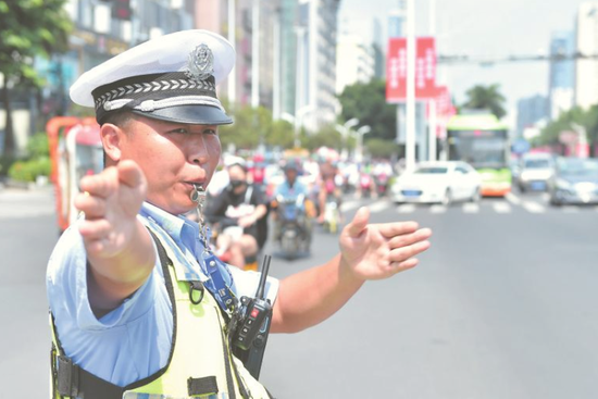 民警上路疏导交通