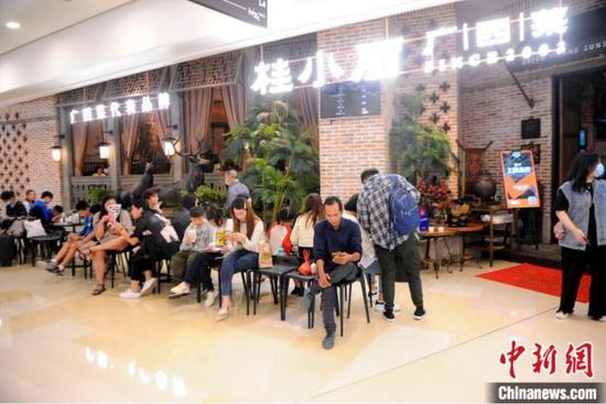 南宁桂小厨万象城店现排队用餐场景。 蒋雪林 摄