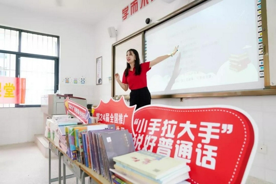 程雪鼓励学生和家长“小手拉大手”一起诵读中华经典诗词