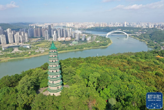  ↑这是广西南宁市邕江两岸景色（2021年7月14日摄，无人机照片）。