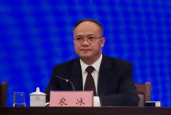 自治区发展改革委党组成员、副主任农冰在新闻发布会上回答记者提问。