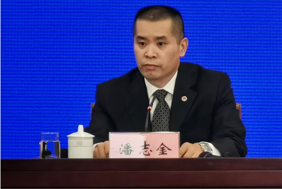 自治区人力资源社会保障厅党组副书记、副厅长、一级巡视员潘志金在新闻发布会上回答记者提问