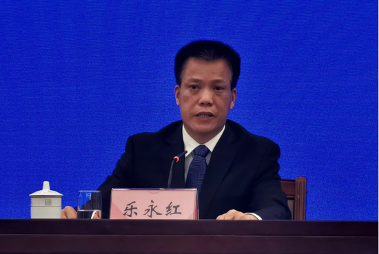 自治区人力资源社会保障厅党组成员、副厅长乐永红在新闻发布会上回答提问。