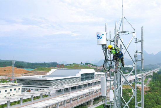 广西移动技术人员在贵南高铁河池环江站建设5G网络 林峰/摄