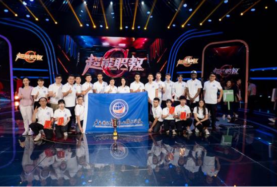 参加节目的师生代表及拉拉队员合影