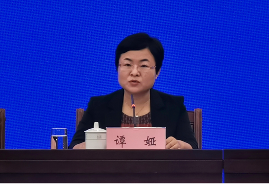 自治区财政厅党组副书记、副厅长谭娅在发布会上回答记者提问