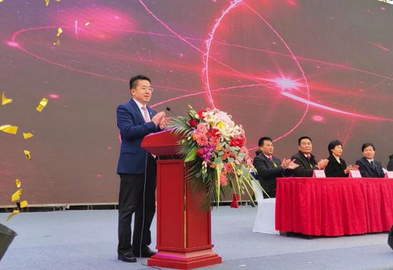 贵港市委常委、桂平市委书记韦庆强宣布首届中国•桂平(木乐)国际文化旅游休闲运动服装节开幕。