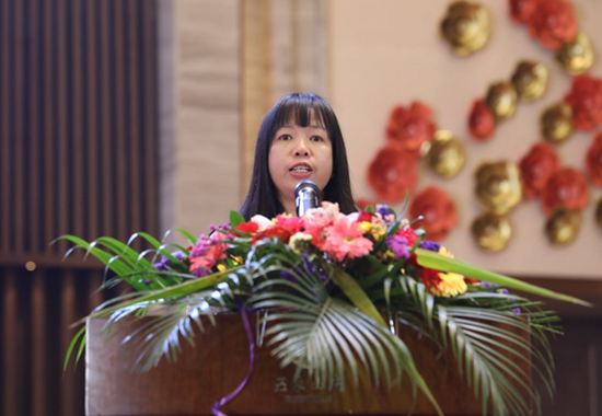 (南宁市行政审批局社会事务科科长郑晓红宣读商会成立批文)