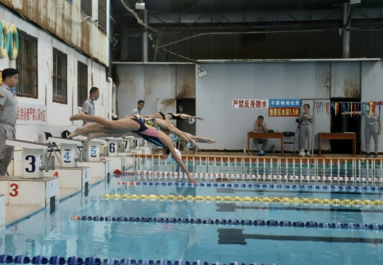 2021广西体育场全民健身游泳联赛第四场举行 年度联赛收官