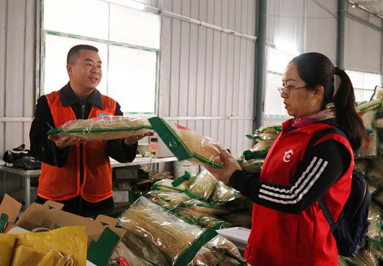胜利村第一布告王晖给志愿者们先容特色农产物旱藕粉