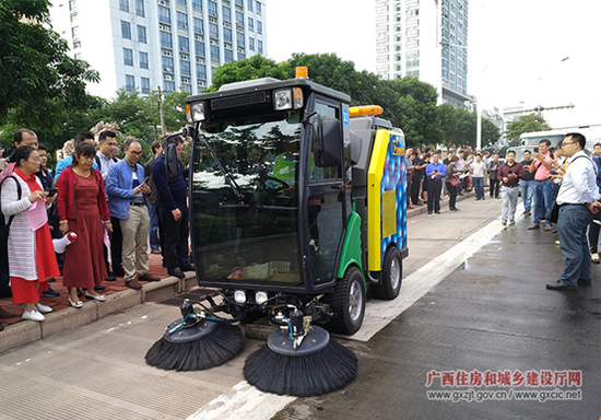 与会代表参观人行道清洗车作业展示