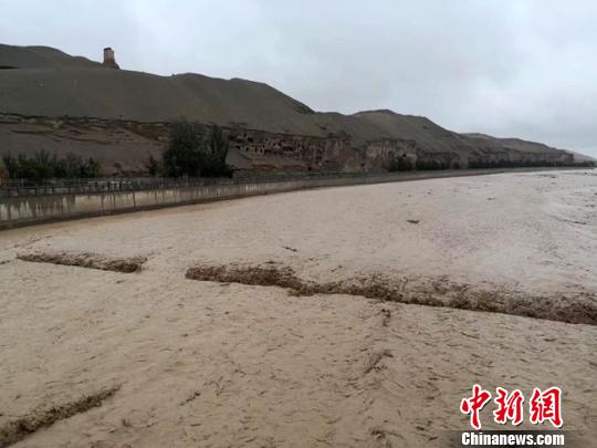 图为莫高窟窟前大泉河发生洪水。 钟欣 摄