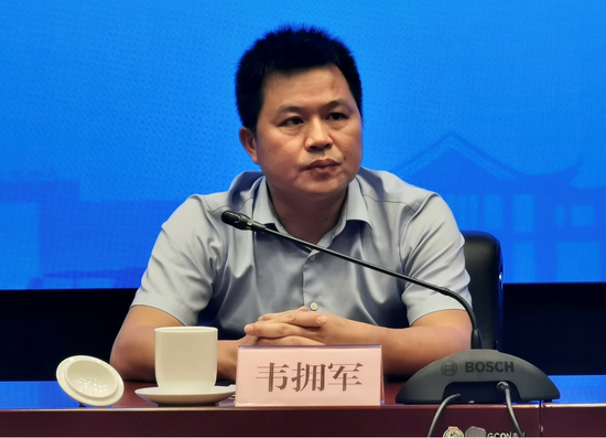 柳州市人民政府副秘书长韦拥军在新闻发布会上回答提问