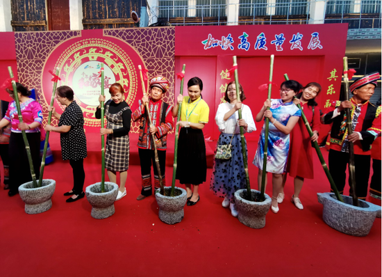 中渡古镇“和家宴”吸引八方游客。闭业升 摄