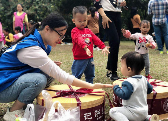 图为梁小霞（左一）参加“地贫之家”医患户外联谊活动。