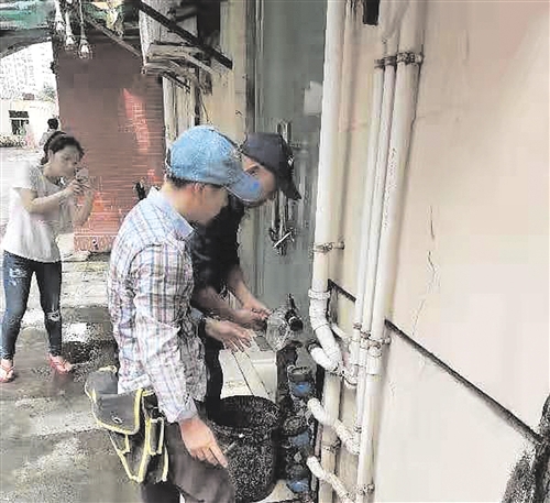执法人员实施断水断电工作(兴宁区供图)