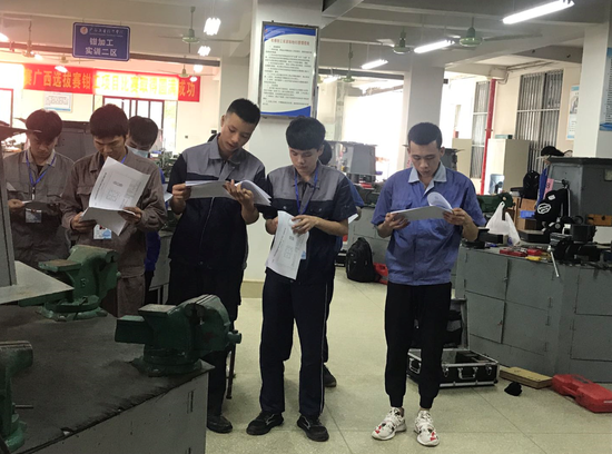 王子文参比赛时认真研读赛题