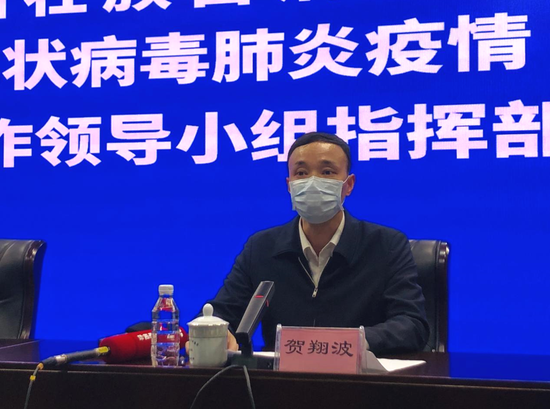 广西机场管理集团副总经理贺翔波介绍相关情况 苏霞/摄