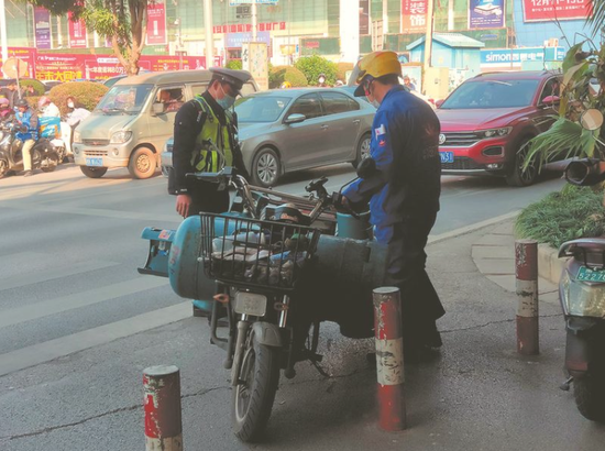 昨日上午10时许,交警在长湖立交桥底对电单车违法行为进行整治 见习记者苏昭宇摄