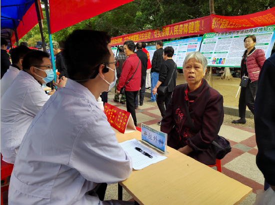 河池市开展第35个爱国卫生月主题宣传活动现场:河池市第三人民医院医师接受群众健康咨询。