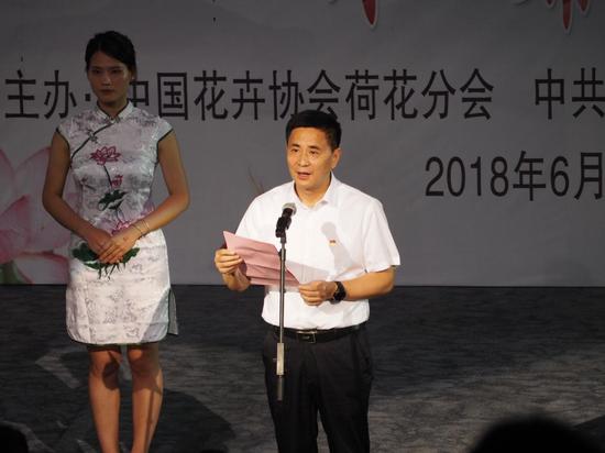 荷花展开幕式上贵港市委书记、市人大常委会主任李新元致辞 周柳盈/摄