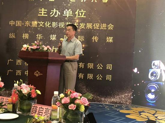 中宣部原办公厅主任薛启亮在电影《敢问情在何处》媒体记者见会上讲话