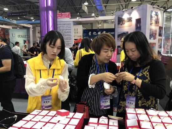 梧州宝石名特优产品展销会上大家正在挑选宝石首饰