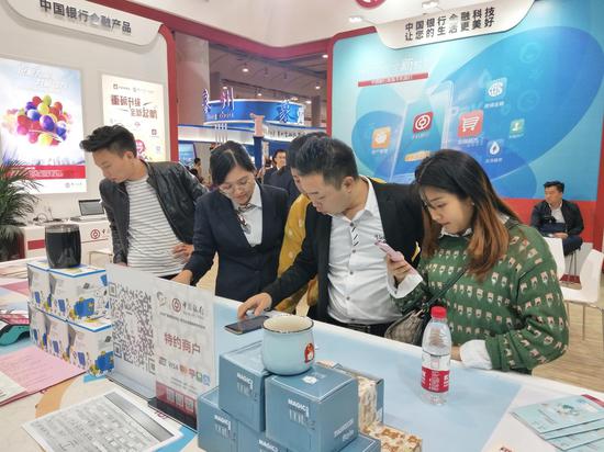 图为参展客户畅享中行手机银行服务新体验