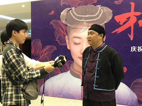 广西著名歌手李直出演?#26696;?#29579;爷爷”?#37038;?#23186;体采访