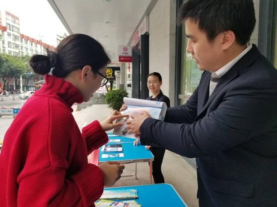 工行员工积极为市民宣传普及金融知识