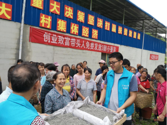 图为农户领取蚕苗现场