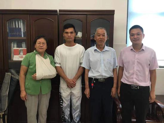 受助人徐远征(左一)与交职院学子韦永存(左二)