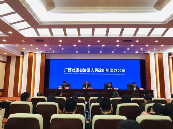 广西新能源汽车推广应用攻坚行动新闻发布会现场 苏霞/摄