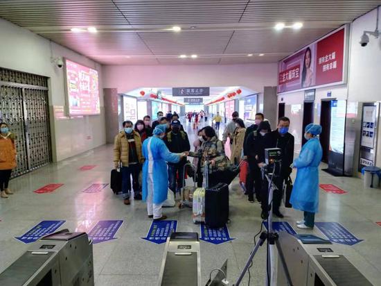 广西移动钦州分公司在钦州东站出站口布设了广西首台移动5G热成像测温设备
